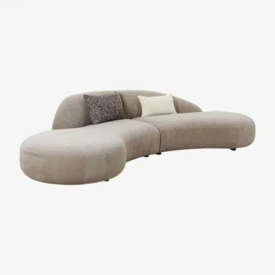 Kumer 4-kohaline diivan taupe chenille-kangaga, laiade ja sügavate istmetega ning pehmete patjadega. Stiilne ja mugav valik elutuppa.