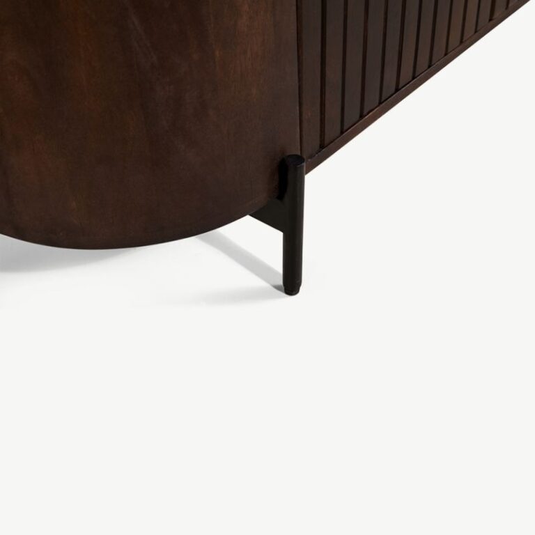 Saulo 4-ukseline telerialus tumedast mango puidust, 210 cm lai. Elegantse vertikaalse liistusüsteemiga esipaneel ja mustast metallist jalad loovad modernse kontrasti. Mahukas hoiustamine ja stiilne disain täiendavad igat elutuba.