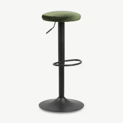 Reguleeritava kõrgusega roheline velvetist baaritool Seja mattmusta metalljalaga. Elegantne ja kaasaegne disain, 360° pöörlev iste ja mugav jalatugi.