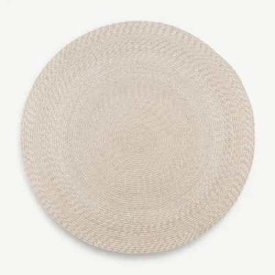 Ümmargune liivakarva vaip (Ø180 cm) taaskasutatud plastist, Maroko mustrist inspireeritud detailidega. Pehme ja vastupidav, ideaalne elutuppa, magamistuppa või rõdule.