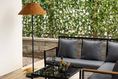 Plastikust aia põrandalamp Mabis, must/naturaalne