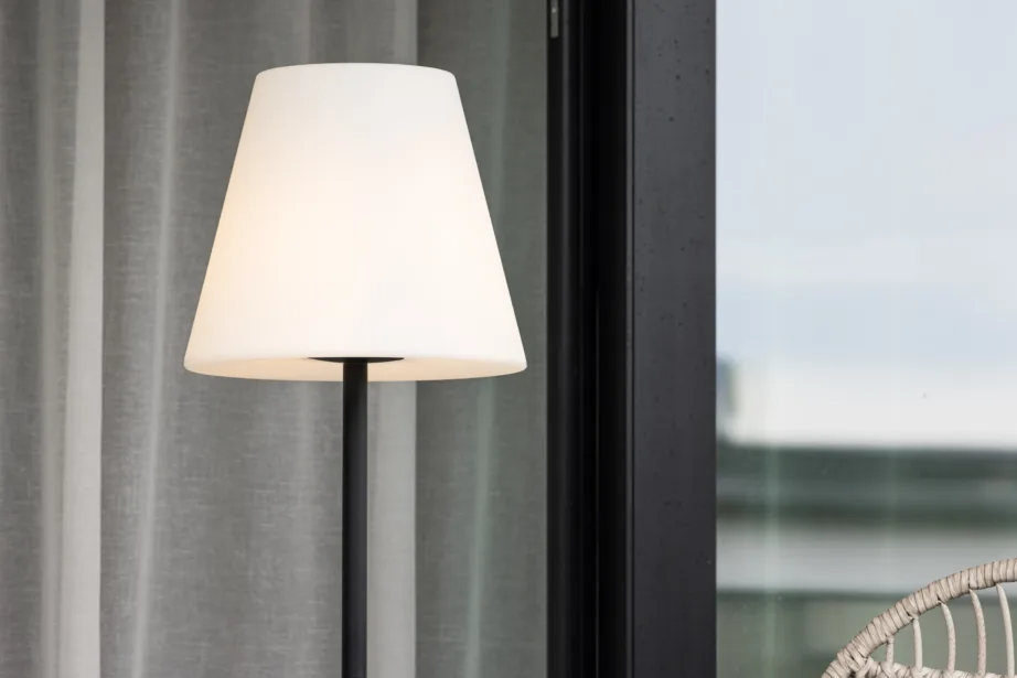 Plastikust aia põrandalamp Moris, must/valge, ø35×150, 7556-110 – 2