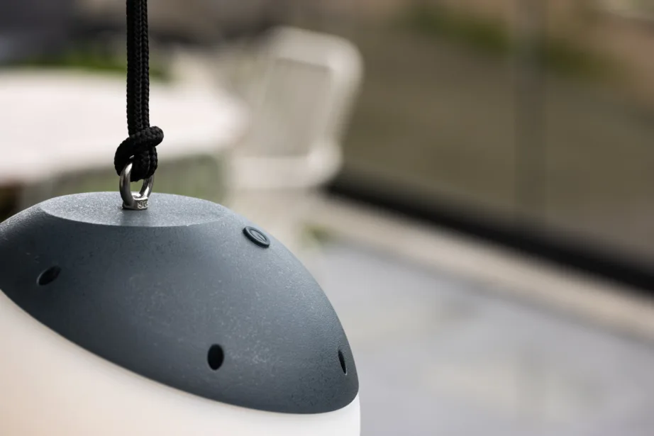 Plastikust rippvalgusti terrassile Doris, must/valge, ø20×19, 7563-110 – 3