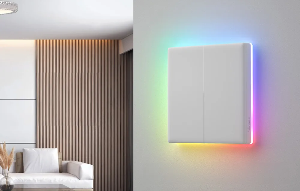 Kahekanaliline nutikas seinakontakt Sonoff TX T5 2C valges korpuses, puutetundlik LED-taustvalgustusega paneel seinal