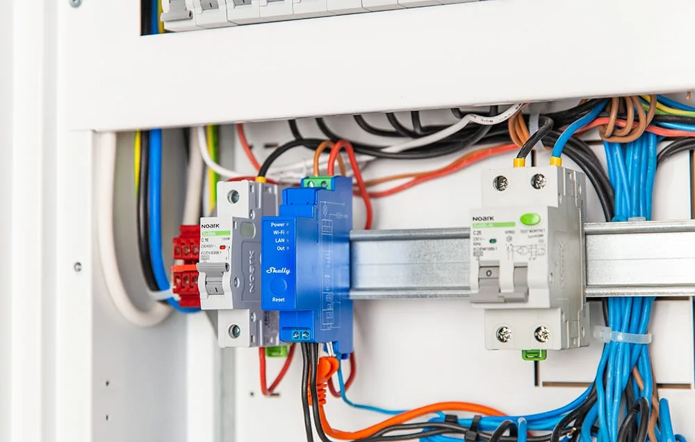 Nutikas DIN relee Shelly Pro 1 vaade eest, valge automaatikaseadme korpus