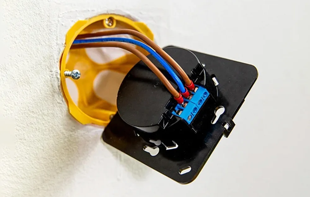 Täpne temperatuurisensor ja niiskusandur nutika kodu sisekliima parendamiseks