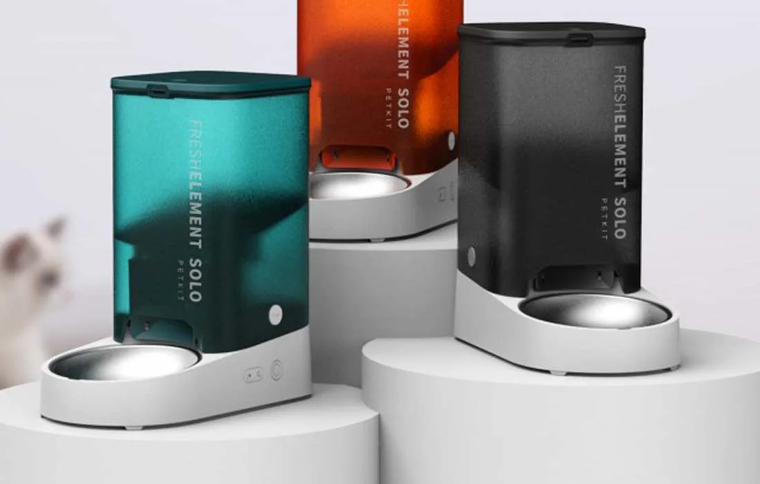 Must nutikas toidudosaator PetKit Fresh Element SOLO koduses interjööris