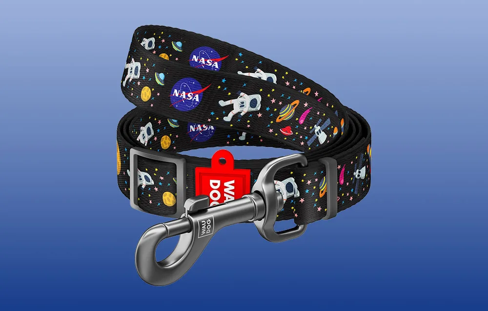 kosmoseteemaline koerarihm Waudog NASA21 mustal taustal tugevate metallosadega
