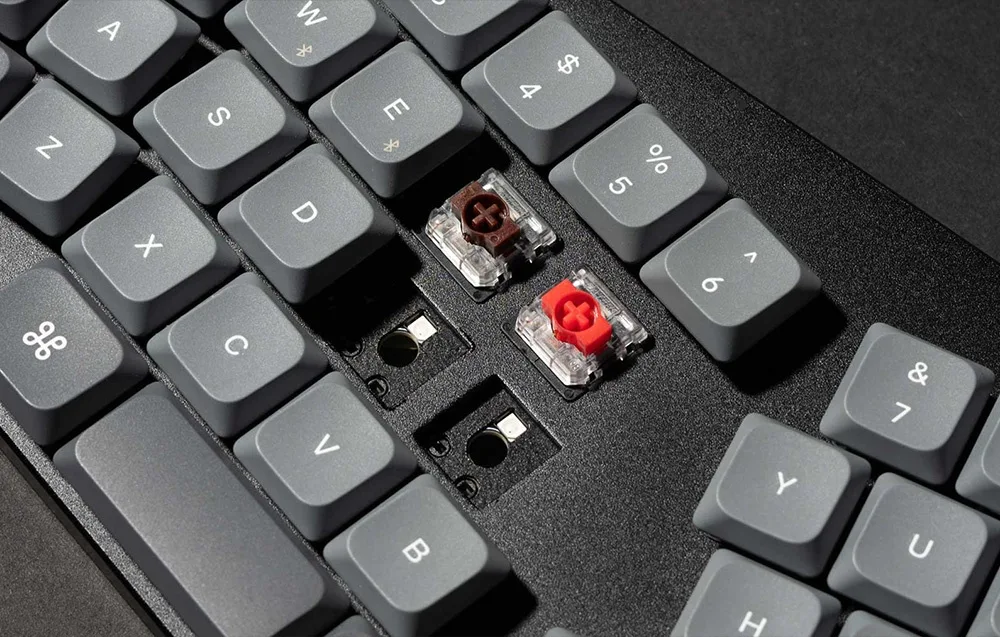 Keychron K11 Max klaviatuuri RGB valgusefektid ja pöördnupp detailses vaates