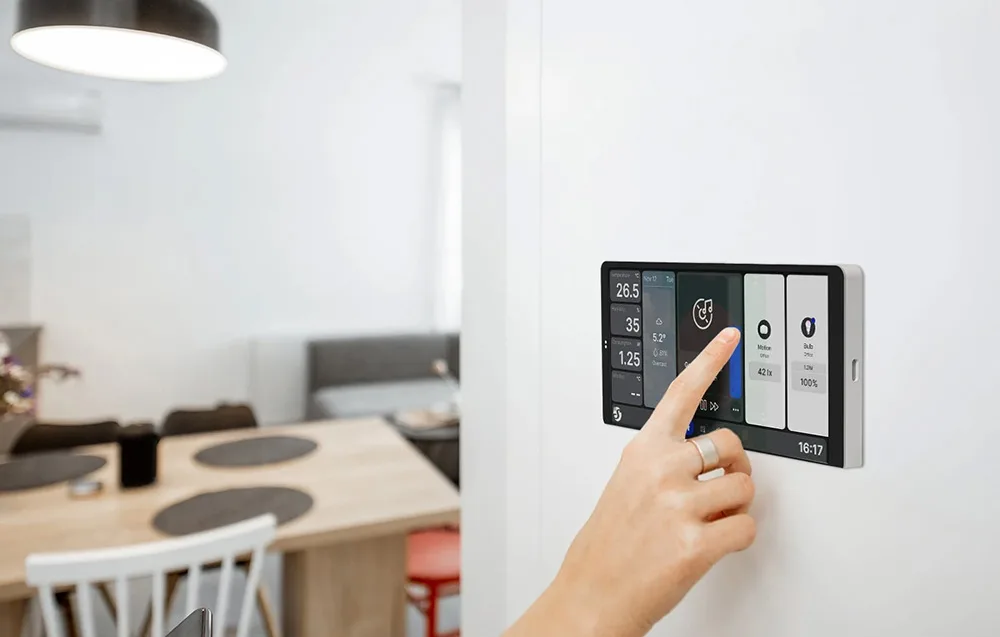 Elektriseadmete juhtimine Shelly nutikodu seinal paikneva displeipaneeli kaudu