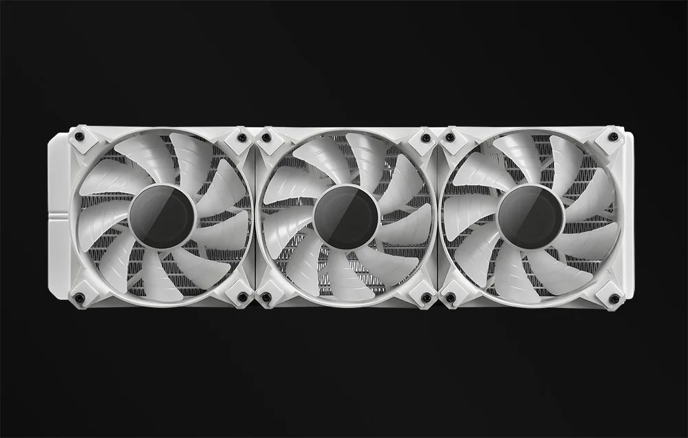 Valge radiaator kolme ventilaatoriga ARGB jahutussüsteemis