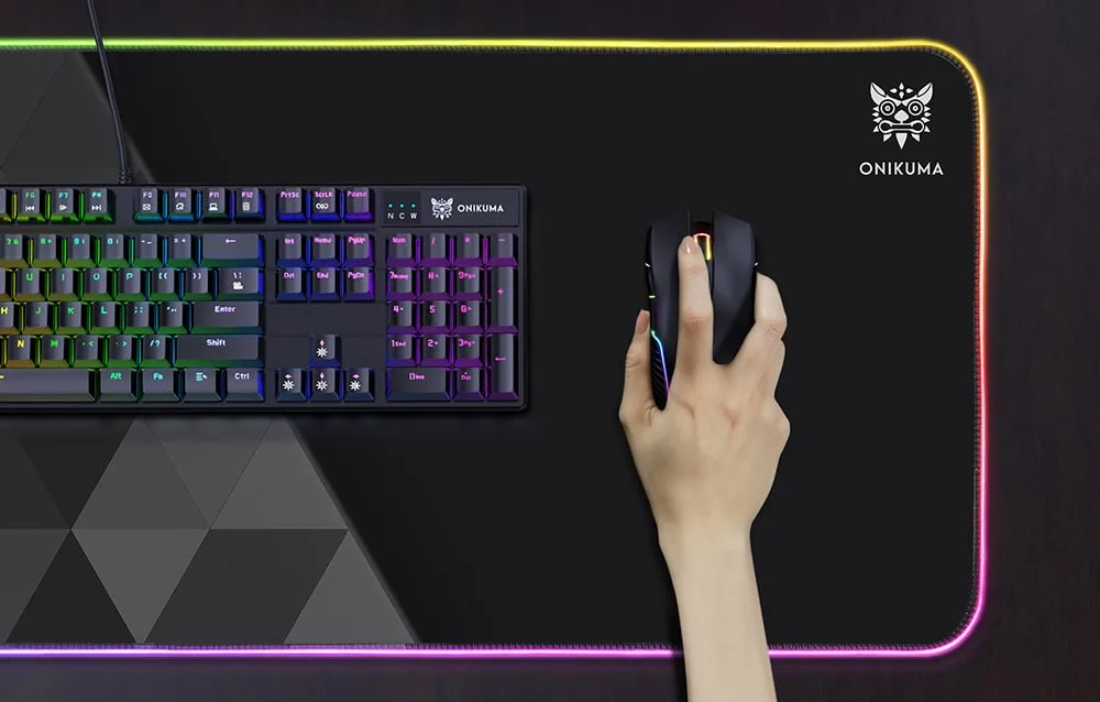 Laual kasutatakse RGB hiirematina Onikuma MP006 koos klaviatuuri ja hiirega