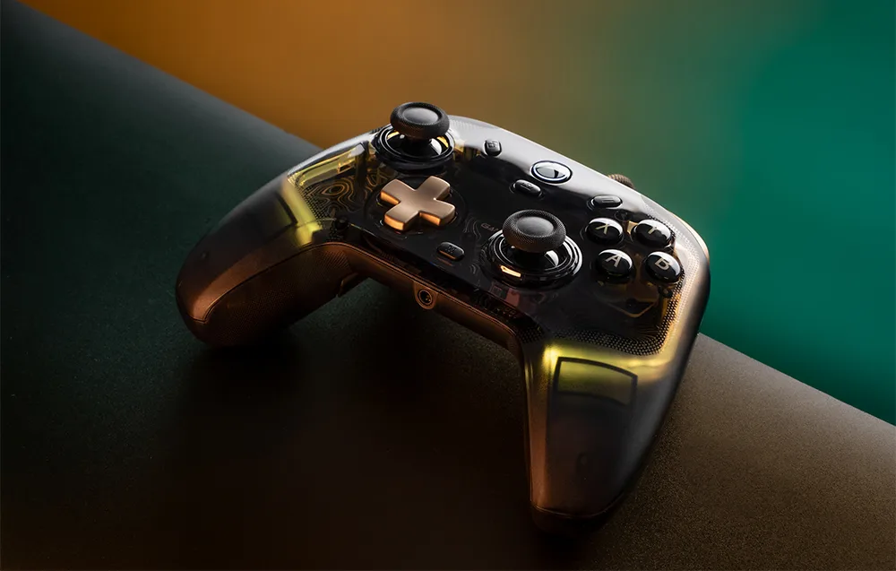 GameSir juhtmega pult läbipaistva korpuse ja LED-valgustusega sinu mängulaual