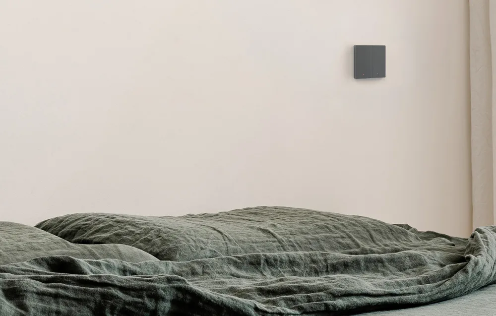 Sonoff M5 2C kahekanalilise valguslüliti lähivaade, puutetundlikud nupud