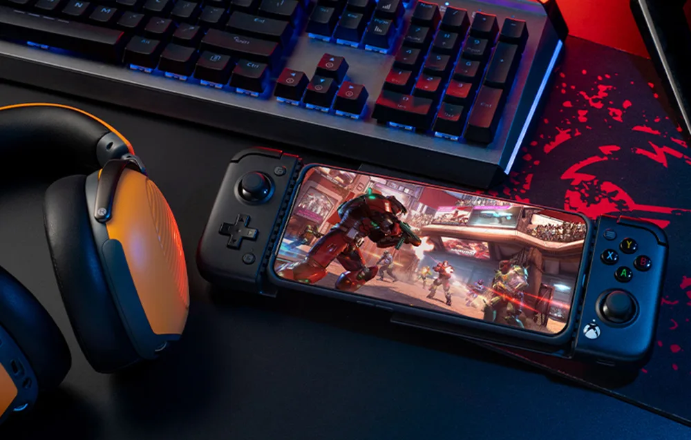 Nutitelefon laadimas mängupuldi GameSir X2 Pro kaudu