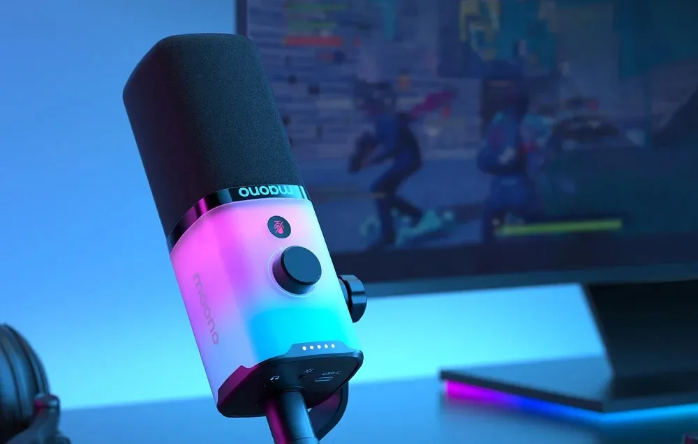 RGB mängurimikrofon Maono PD100X laual, värvilise taustavalgustusega