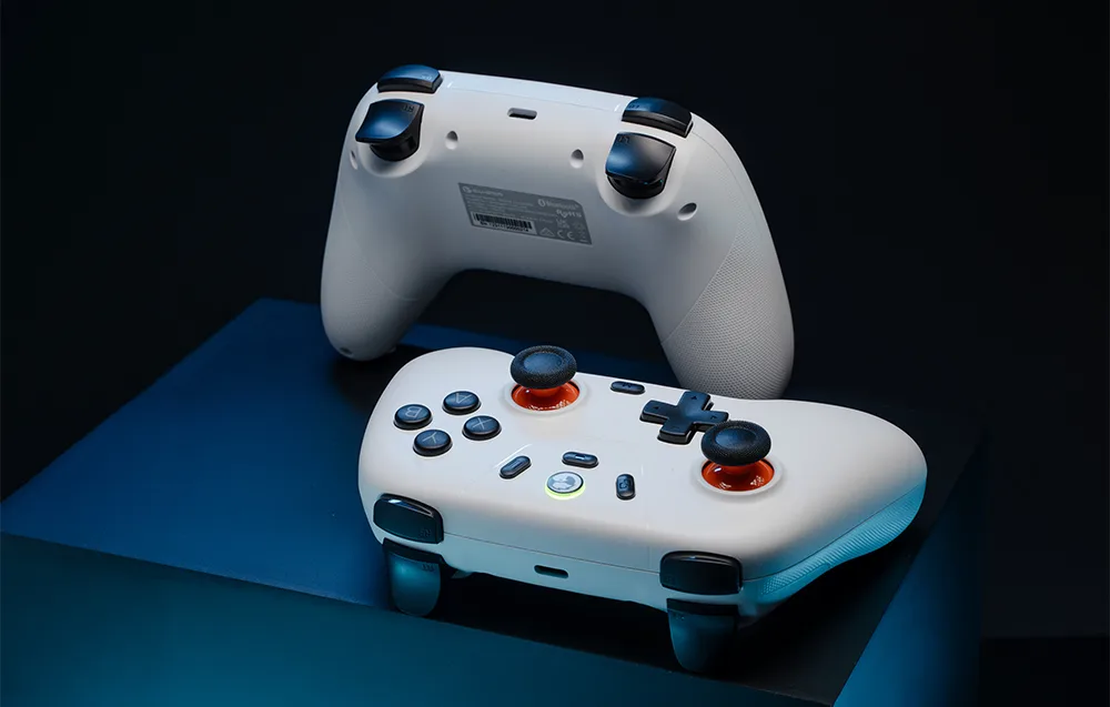 Juhtmevaba mängupult GameSir T4n Lite ja tarvikud laual
