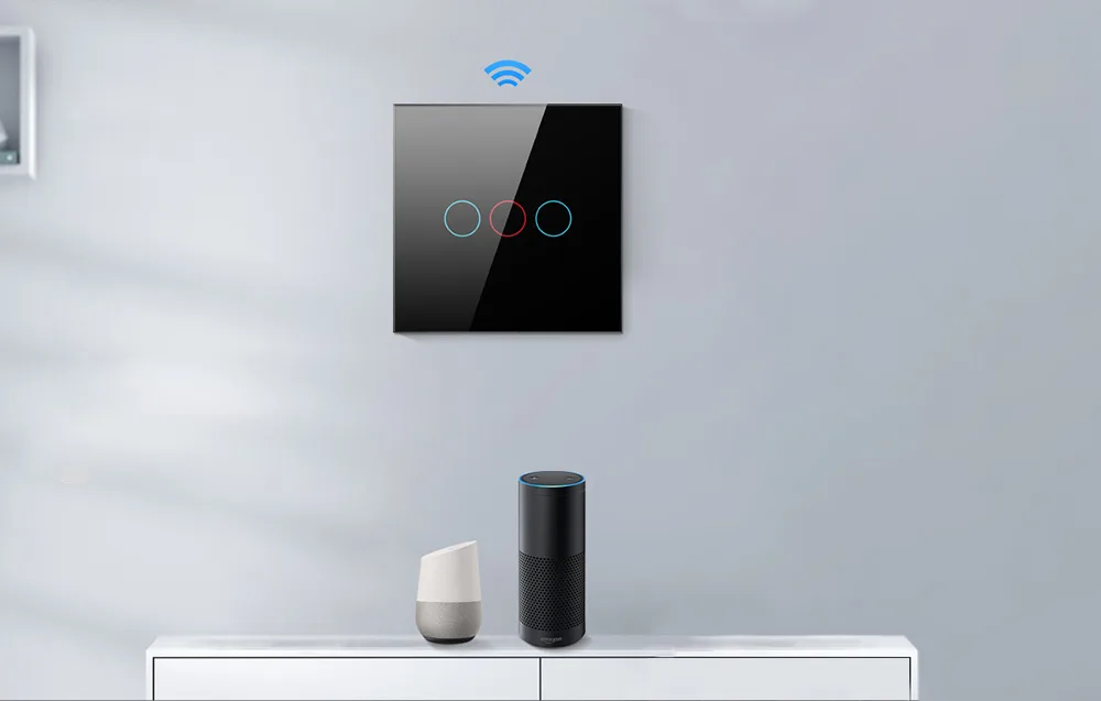 Naine juhib valguseid nutika valguslülitiga hääljuhtimise abil Alexa või Google Assistanti kaudu