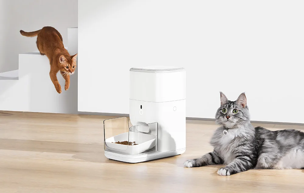 nutikas kasside toidudosaator CatLink F04 STD toidukausiga laual