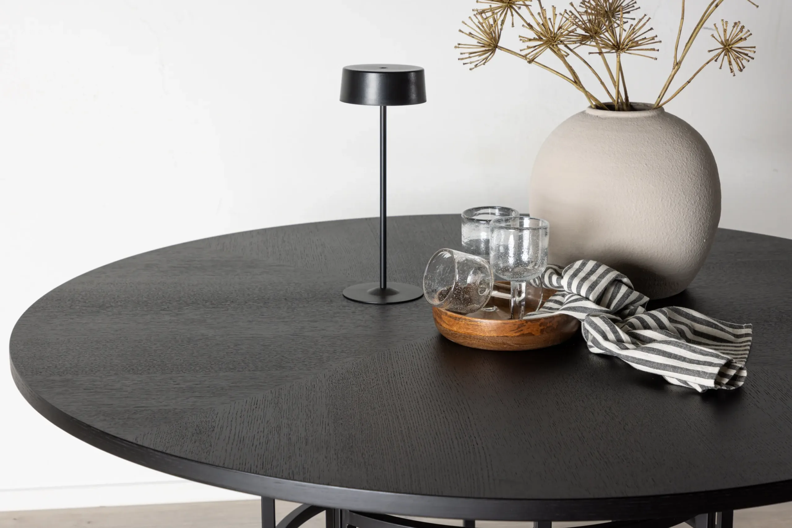 Ümmargune must söögilaud Copenhagen, ø140 cm (MDF, must teras) - 15009-488