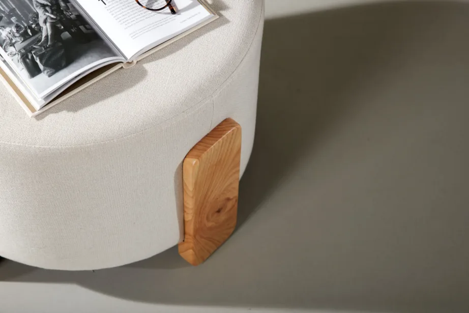 Ümmargune valge kangast tumbavoodi Coffey, kummipuidust jalgadega, 15110-111 – 9