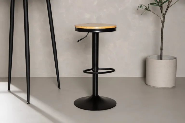 Reguleeritava kõrgusega männipuidust baaritool Conway, musta terasraamiga (60–80 cm) - 15350-080