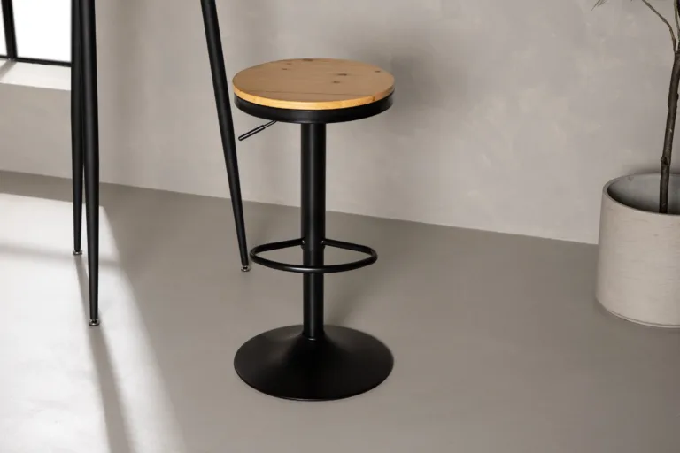 Reguleeritava kõrgusega männipuidust baaritool Conway, musta terasraamiga (60–80 cm) - 15350-080