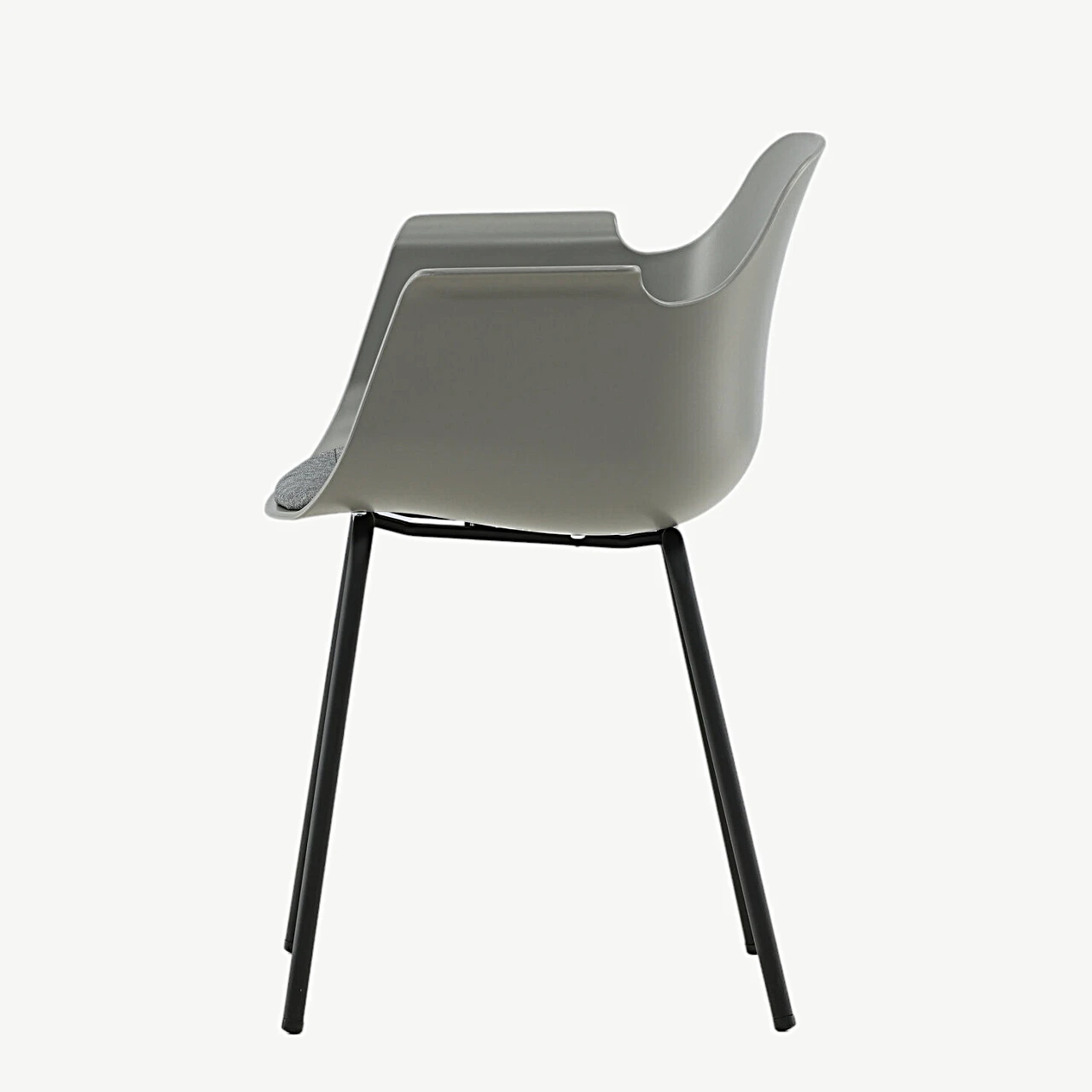 Hallist plastikust söögitool Comfort mustade metalljalgade ja istmepadjaga - 15350-555