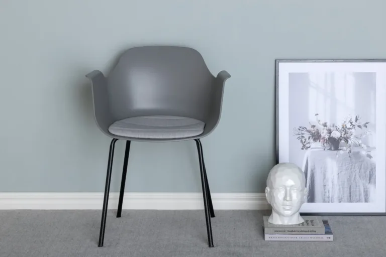 Hallist plastikust söögitool Comfort mustade metalljalgade ja istmepadjaga - 15350-555