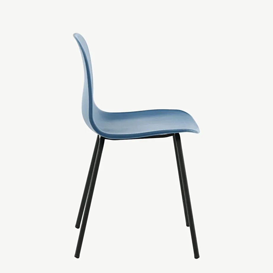 Sinisest plastikust söögitool mustade metalljalgadega Arctic, 15351-557 – 2