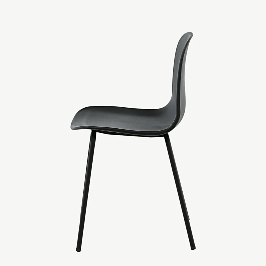 Mustast plastikust söögitool Arctic-seeriast (terasraamiga), 15351-888 – 5