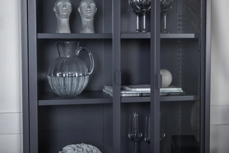Hall metallist vitriinkapp Misha kõrgetel jalgadel (teras, klaasuksed, 150 cm) - 15359-205