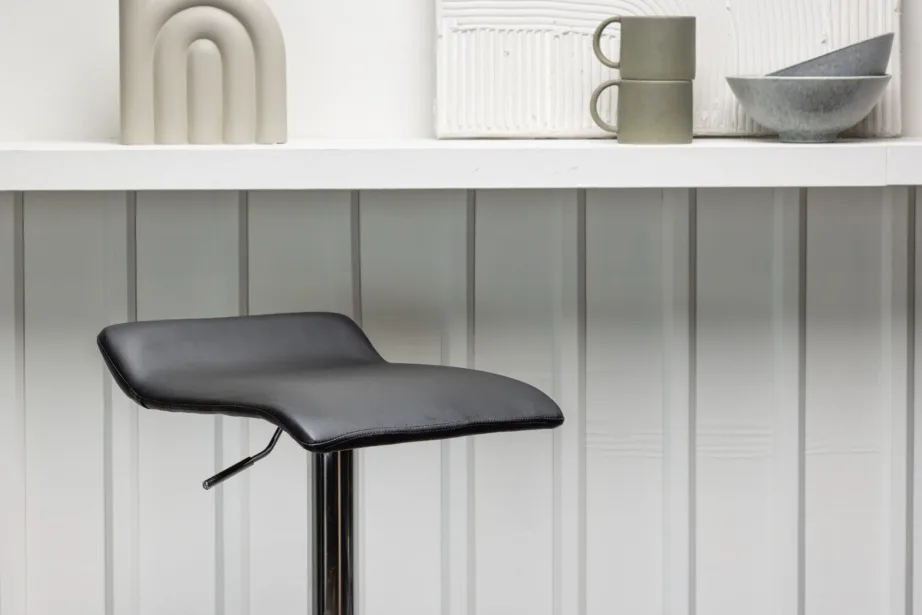 Reguleeritava kõrgusega baaritool Jonna mustast kunstnahast, kroomitud terasest, 15457-458 – 9