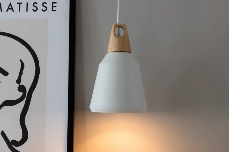 Valge terasest rippvalgusti pähklivärvi detailiga Naol (ø16 cm) - 15500-800