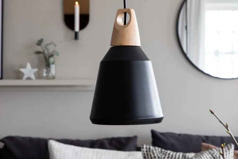 Nao musta puitdetailiga rippvalgusti, ø16 cm - 15500-888