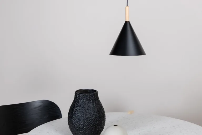 Mustast metallist koonusekujuline ripplamp puidudetailiga Enif - 15504-888