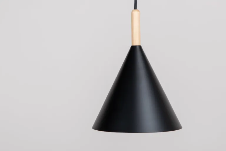 Mustast metallist koonusekujuline ripplamp puidudetailiga Enif - 15504-888