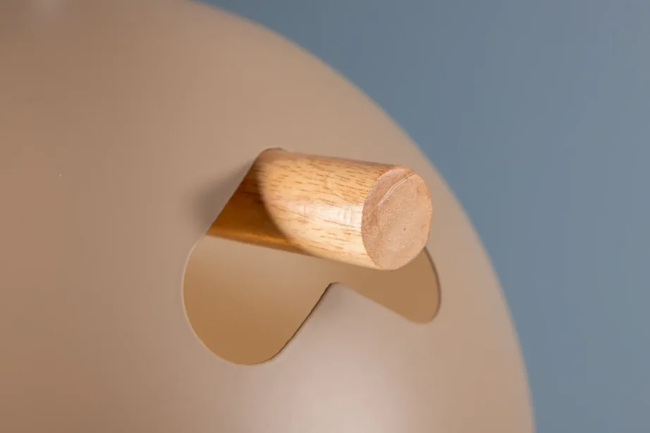 Beežist terasest Tubbie rippvalgusti pähklipuu detailiga, ø29 cm, 15506-880 – 14