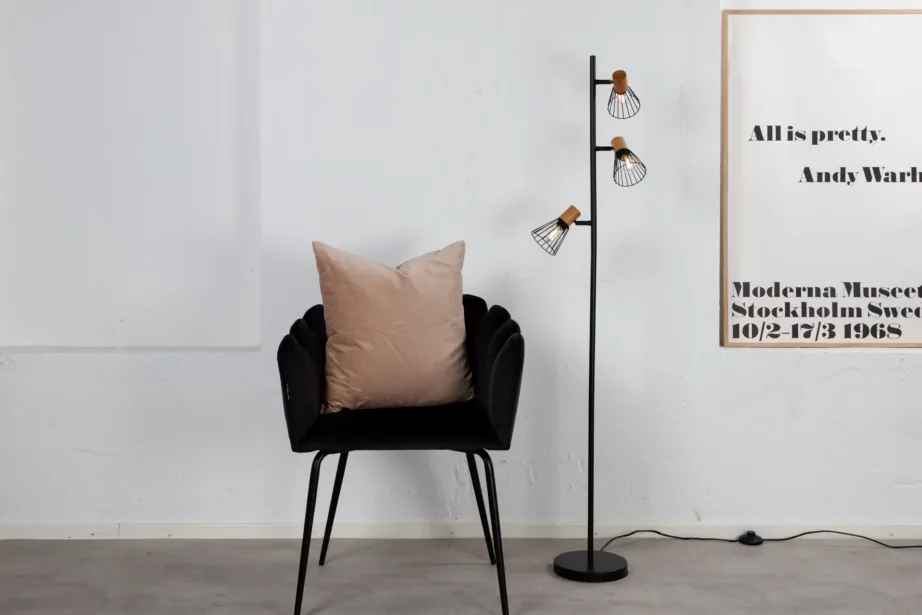 Reguleeritavate kuplitega must põrandalamp Atticuse puidudetailidega, 15516-888 – 5