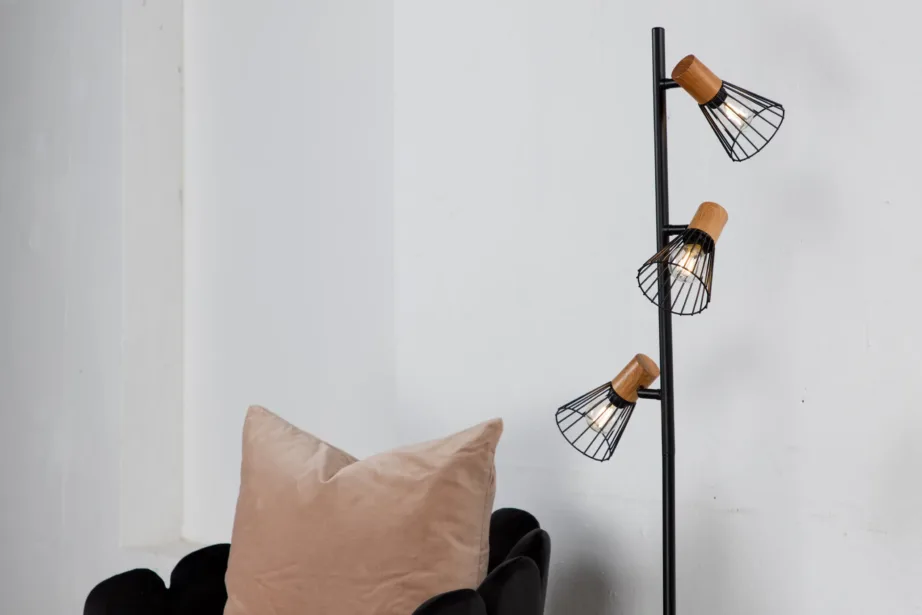 Reguleeritavate kuplitega must põrandalamp Atticuse puidudetailidega, 15516-888 – 8