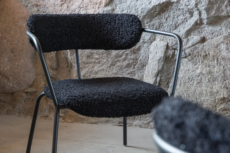 Mustast buklee-kangast tugitool Duffy, pulbervärvitud terasraamil, 15546-445 – 9