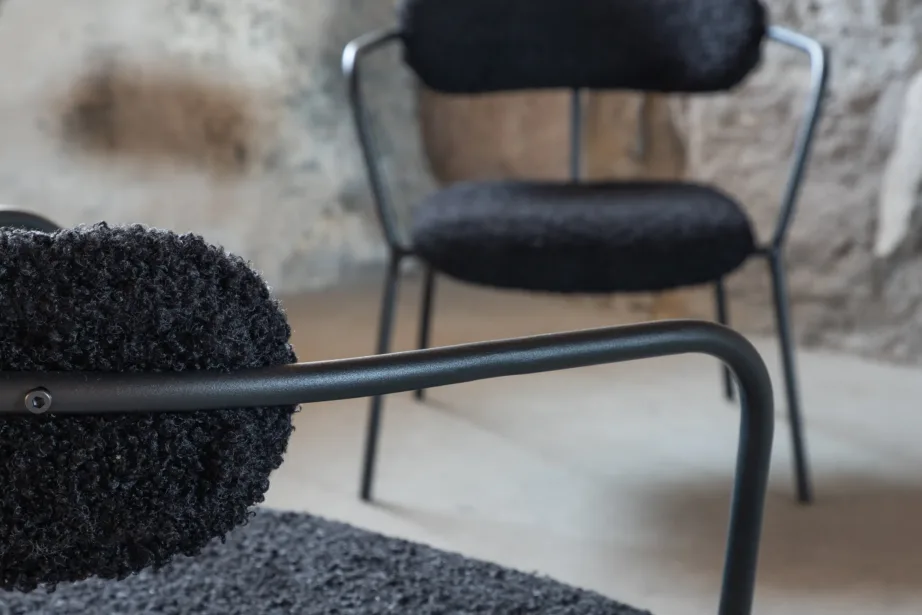 Mustast buklee-kangast tugitool Duffy, pulbervärvitud terasraamil, 15546-445 – 10