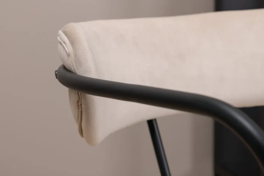 Beež velvetkangaga tugitool musta raamiga Duffy, 15546-880 – 10