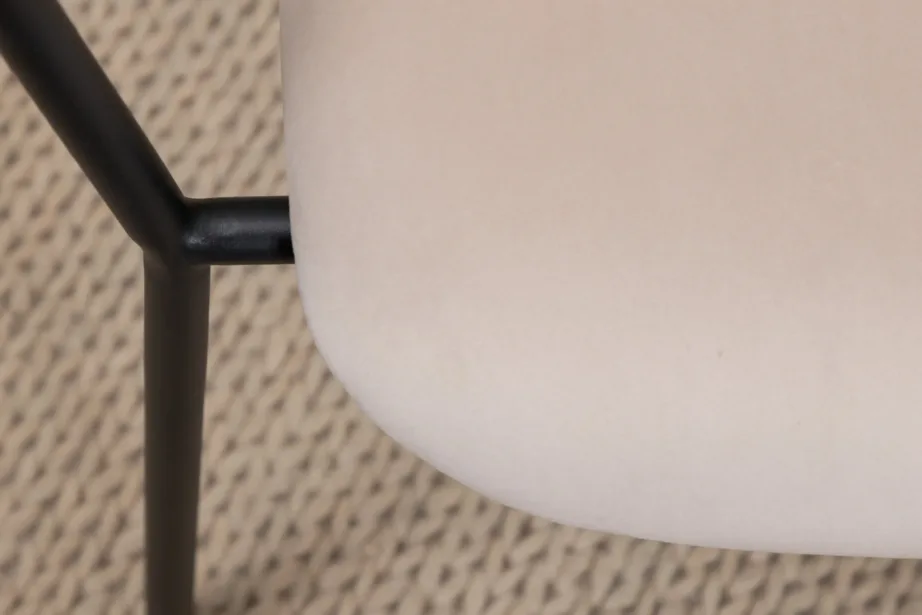 Beež velvetkangaga tugitool musta raamiga Duffy, 15546-880 – 11