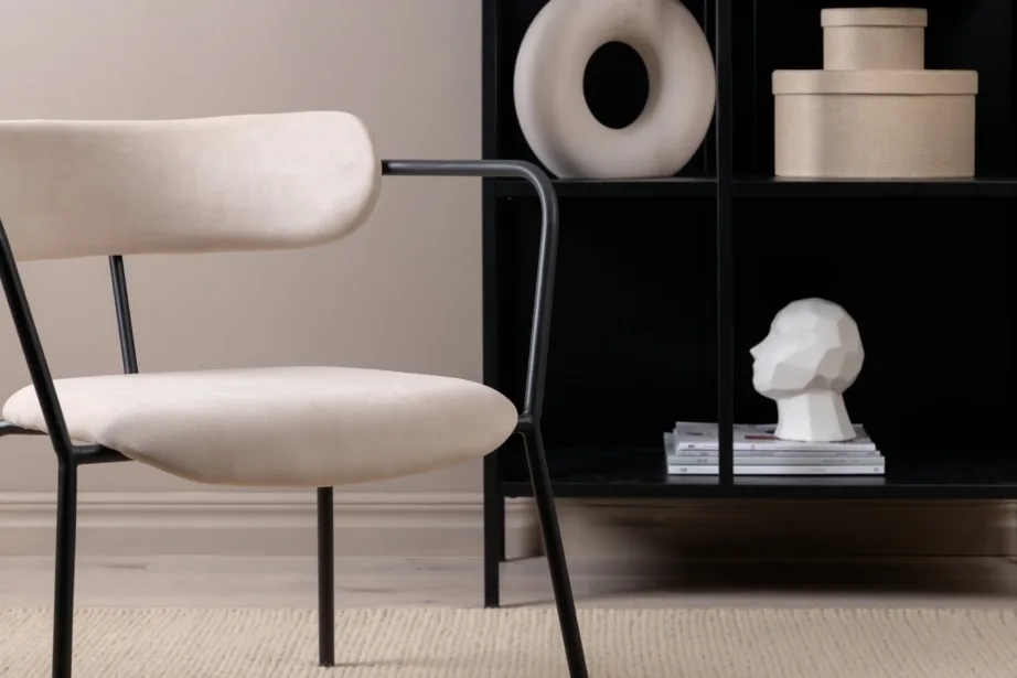 Beež velvetkangaga tugitool musta raamiga Duffy, 15546-880 – 12