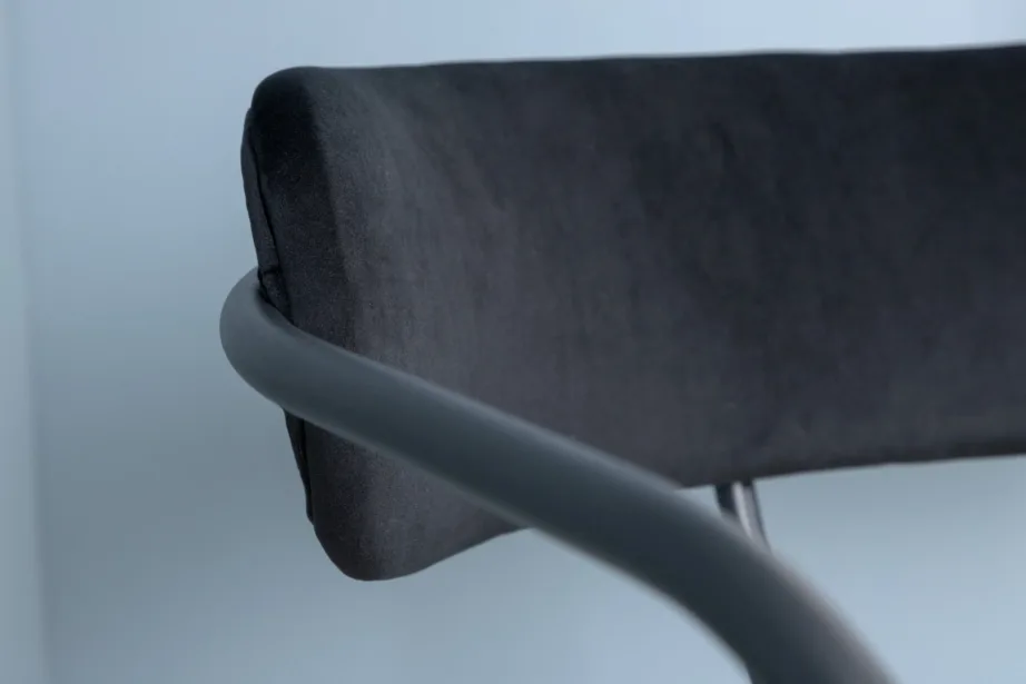 Mustast sametist polsterdusega tugitool Duffy (pulbervärvitud terasraam), 15546-888 – 11