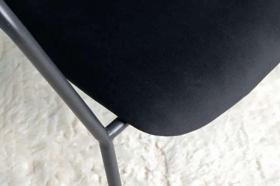 Mustast sametist polsterdusega tugitool Duffy (pulbervärvitud terasraam), 15546-888 – 13