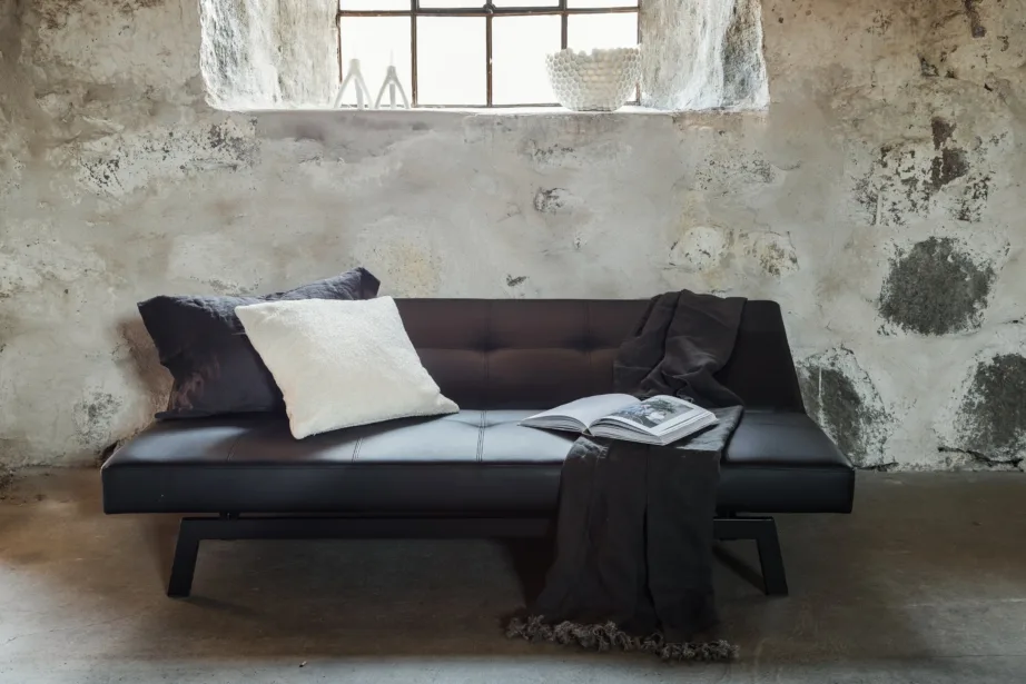 Lahtikäiv mustast kunstnahast diivanvoodi Bodil terasjalgadega, 15549-288 – 9