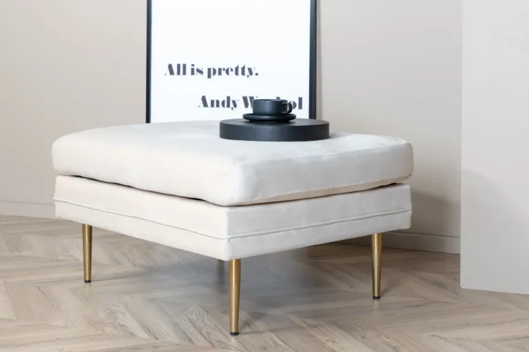 Beežist velvetkangast tumba Boom messingitooniliste metalljalgadega (90×70 cm) - 15550-980