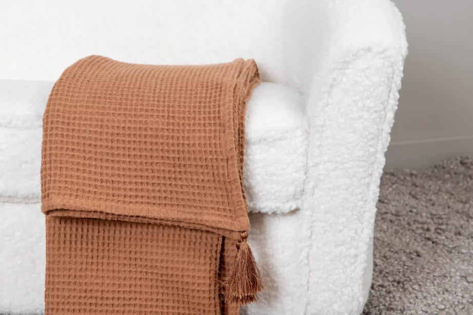 Laste tugitool Måna Kids valgest buklee-kangast, mustade plastikjalgadega, 15551-000 – 9